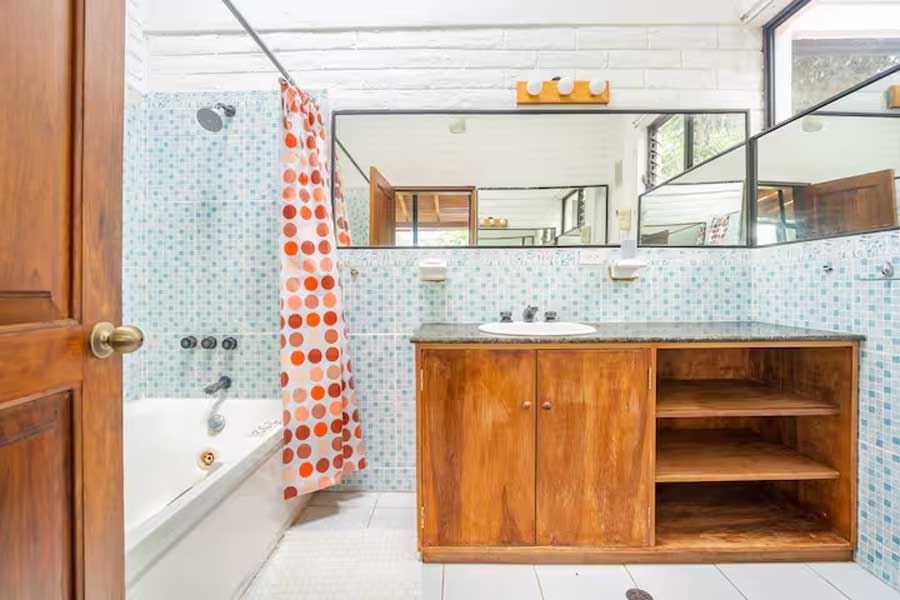 Baño con tina y mueble de madera