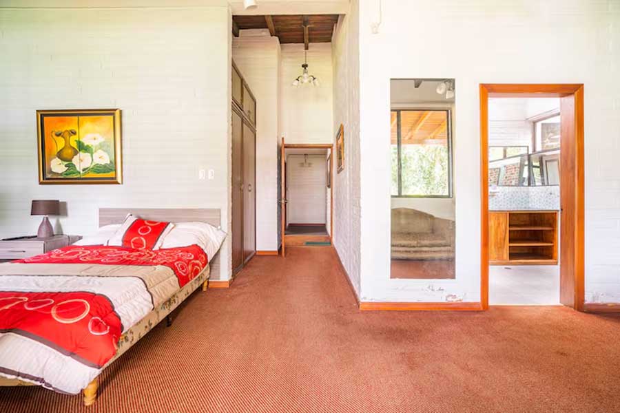 Suite amplia con baño privado y corredor interior